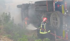 واژگونی و آتش سوزی خودروی کامیون