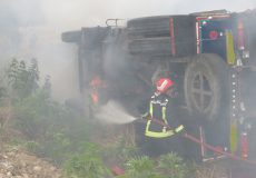 واژگونی و آتش سوزی خودروی کامیون