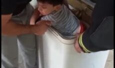 نجات کودک گیرافتاده در ماشین لباسشویی