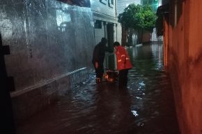 حضور فعال آتش نشانان بهشهر در بارندگی شدید وآبگرفتگی سطح شهر